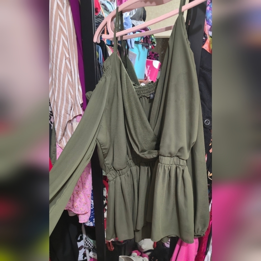 Like new 2x Fashion To Figure Open Shouldr Blouse